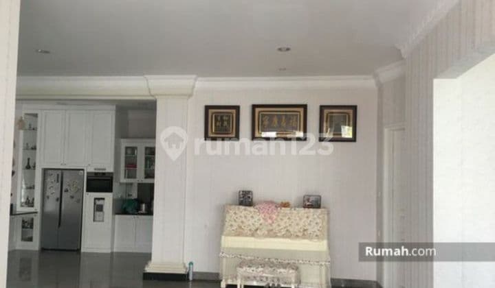 Pluit Utara Jakarta Utara Rumah Hook (utara_barat) Luas Tanah= 340 M2 Luas Bangunan= 650 M2 2 1/2 Lantai Kamar Tidur= 4 +1 Toilet= 3+1 Garasi Pln = 10.000 Pam Palyja Certificate = Shm Semi Furnished