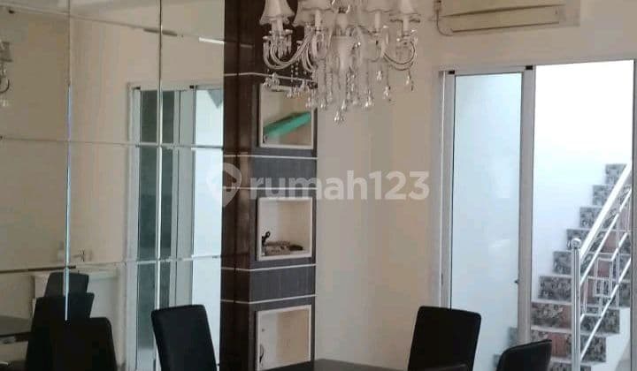 Golf Lake Cengkareng, West Jakarta - 8X20 - Land Area: 160M² - Building Area: 250M² - 2 Floors - SHM (Certificate of Ownership) - Bedrooms: 4+1 - Bathrooms: 3+1 - Orientation: East - Electricity: 5500W - Water: PAM (Municipal Water) - Includes: - AC - Dining Table