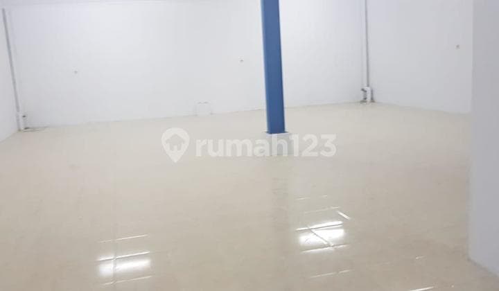 Gudang Kav Dpr Cipondoh Tangerang Luas Tanah:400 M²= 10X40 Luas Bangunan : 310 M²=10X310 2Lantai Air Sumur Listrik Atas 5500 W Listrik Bawah 7700 W Garasi 9 Meter Canopy Lantai Keramik Kecuali Garasi Toilet 4 Akses Cont 40Ft Bebas Banjir