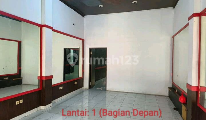 Mangga Besar, West Jakarta - 4.5x27.5 m²
- Land Area: 99 m²
- Building Area: 330 m²
- 3½ Floors
- Rooms with Gypsum Partitions: 5 Rooms
- Bathrooms: 4
- Electricity (Watt)/Token: 23,100 Watt
- Water: Pam Jaya
- Orientation: East
- Certificate: SHM (Freehold Title)