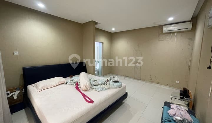 Old Camar House Cheap Price Strategic Location Suitable for Renovation