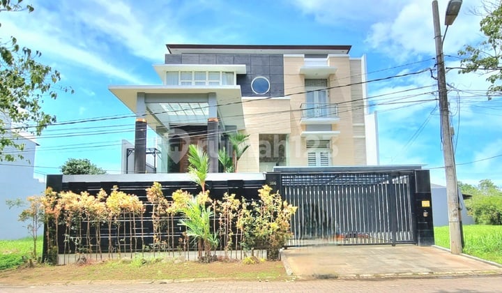 Rumah Mewah 3 Lantai Full Furnished di Kawasan Tanjung Bunga Makassar
