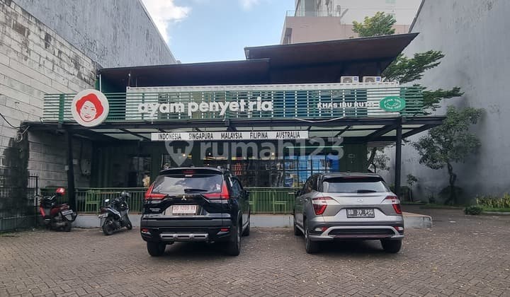 Bangunan Resto Ditengah Kota Makassar