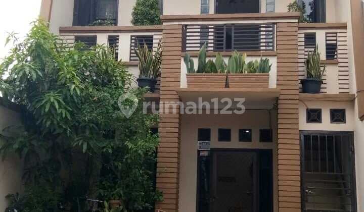 For Sale 3-Story Operating Boarding House, Strategic Location in Grogol