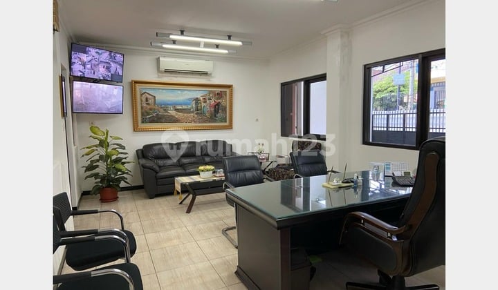 Turun Harga! Dijual Cepat Rumah Tinggal/Gudang di Gajah Mada