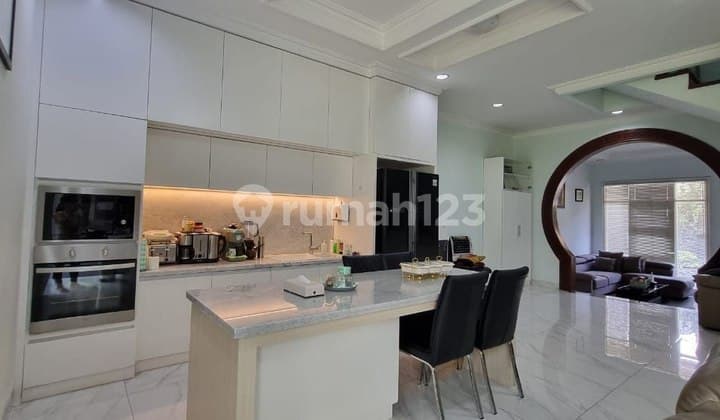 Rumah Singgasana Pradana Furnished Parkir 4 Mobil
