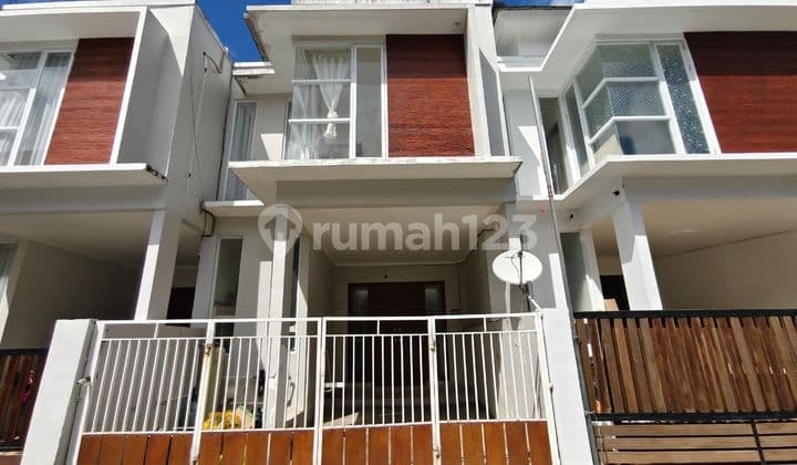 Rumah Modern Minimalis 3 Kamar Tidur Berlokasi Dekat Jb School