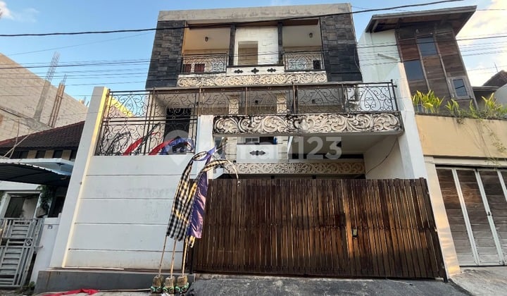 Rumah Luas dan Nyaman 3 Lantai Di Perumahan Pusat Kota Denpasar