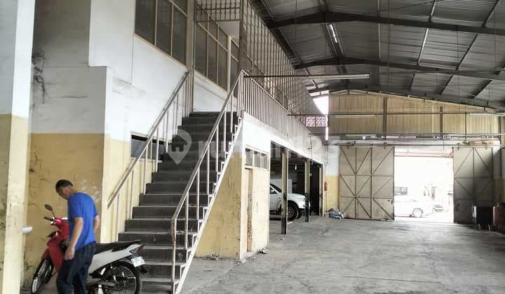 Gudang Siap Pakai di Sayap Jalan Sudirman