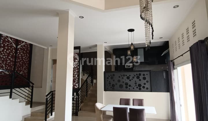 Rumah Villa Bagus 2,5 Lantai di Padasuka