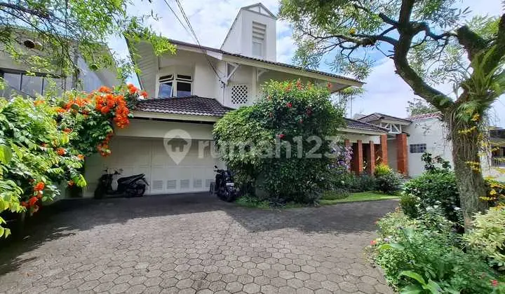 Rumah Old Money Ada Kolam Renang di Cipaku Indah