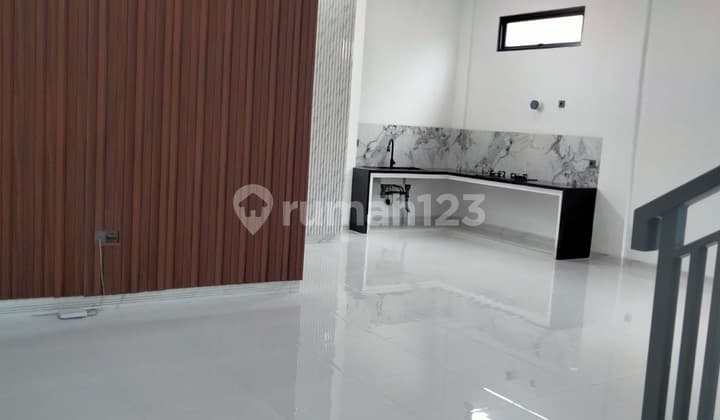 Rumah Baru 2,5 Lantai di Kopo Permai
