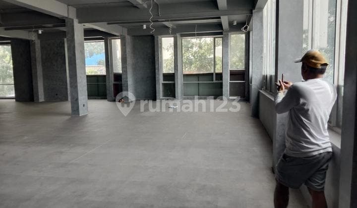 Gedung 3,5 Lantai di Mainroad Pajajaran Parkir Luas