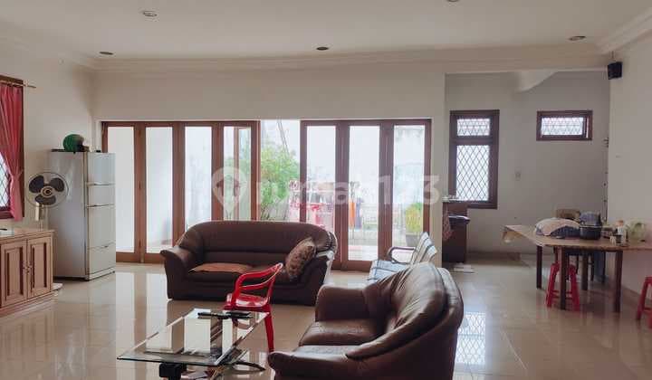 Di Jual Rumah Tinggal dengan Halaman Cukup Luas Daerah Kebun Jeruk
