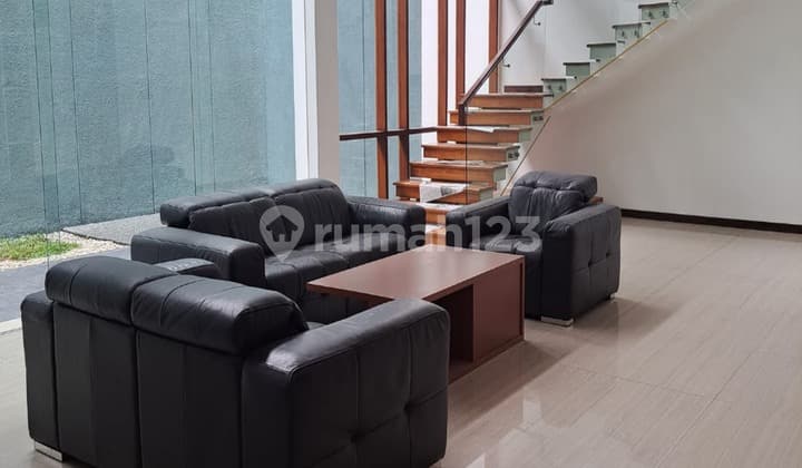 Rumah Lux Di Kompleks Eksklusif Singgasana Pradana