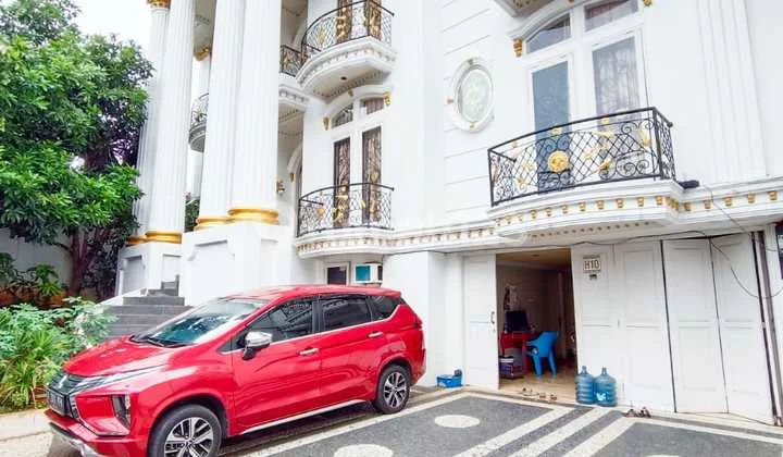 Dijual Cepat Rumah Bagus Sekali, Desain Klasik, Lokasi Strategis