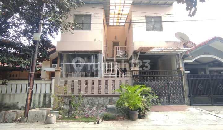 Dijual Cepat Rumah Luas , 2 Lt Bebas Banjir Jalan Cor Beton Lokasi di Jalan Boulevard Taman Harapan Baru, Harapan Indah Bekasi Selangkah ke Plaza Thb , Dekat dengan Sekolah , Rs , Kuliner