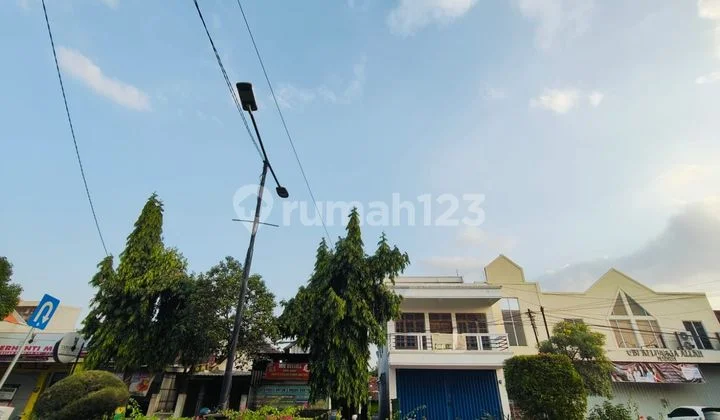 For rent: two-story shop house in Madiun city. For rent: two-story shop house in Madiun city.