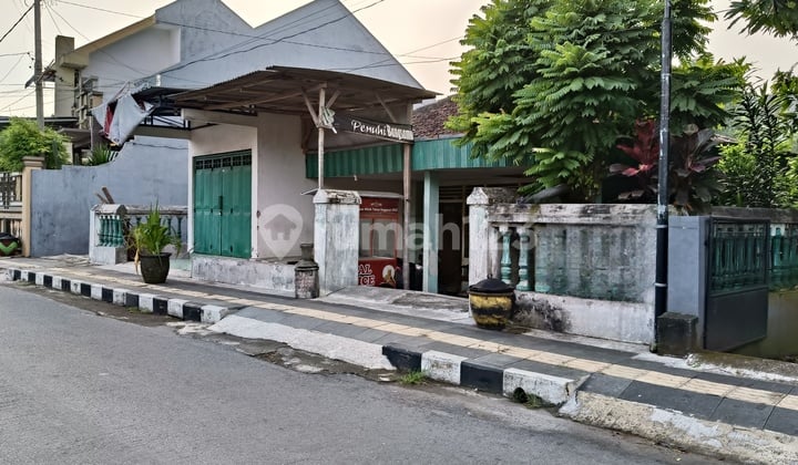 Translation: A house for sale in Kediri city center.