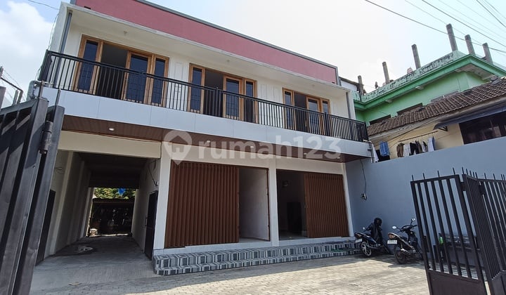 Translated to English:
"For Rent: Two-Story Shop House in Mojoroto, Kediri City" Translated to English:
"For Rent: Two-Story Shop House in Mojoroto, Kediri City"