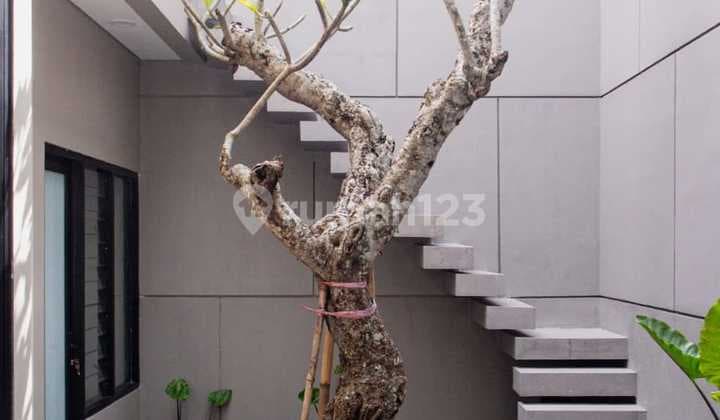 Dijual Rumah Modern Tropical High Spec Kawasan Ramai Dekat Darmo.