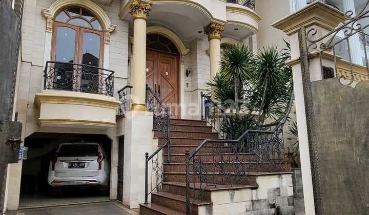 Dijual Rumah Mewah Bergaya Klasik Dan Semi Furnish di PIK