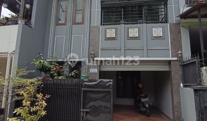 Jarang Ada! Rumah 3 Lantai Sariwangi Full Bangunan