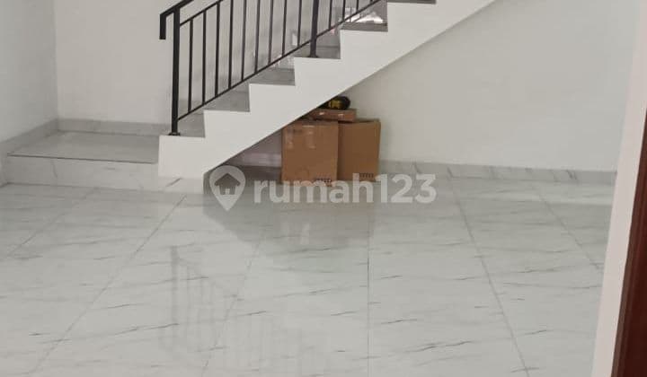 Dijual Rumah Bagus 3 Lt di Taman Palem Lestari,, Jakarta Barat