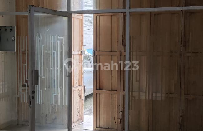 RUKO MAINROAD KAWASAN KOMERSIL RAMAI PARKIR LUAS JALANAN LEBAR COCOK UTJ USAHA , KANTOR