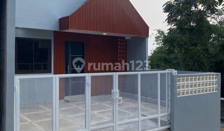 Rumah Dijual :Komp. Griya Cihanjuangrumah di Komp. Griya Cihanjuang Jalan Cihanjuang Rahayu KM 6.4 Parompong LT 65 / LB 84Shmkt 3Km 2Listrik 1300Air Artesis5 Menit Dari Stiekes Rajawali10 Menit Dari Univ Advent15 Menit ke Polbankondisi Bangunan Baruharga