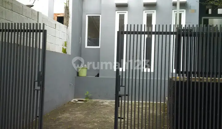 Dijual / Disewarumah Setraduta Cemaraluas Tanah : 114M2luas Bangunan : 140M2status : Shmlistrik : 2200 Token2 Kamar Tidur, 1 Kamar Pembantu, 1 Kamar Mandi Utama, 1 Wc, 1 Kamar Mandi Pembantu.hrg Jual 2.85Mharga Sewa 75 Jt/Thnne