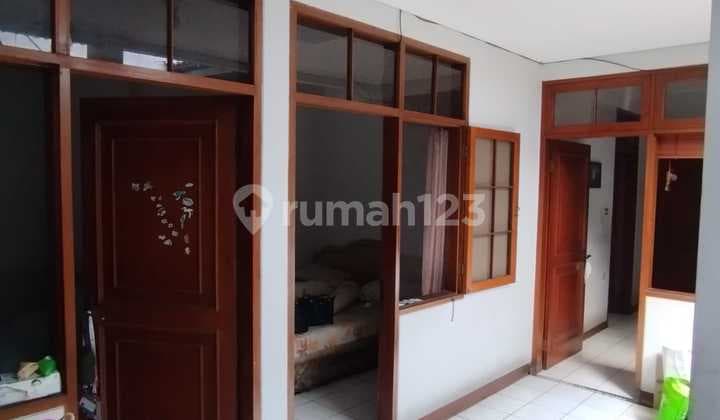 For sale: Land area 173m², building area 160m², 82m² tiles, 5km distance, 2 PDAM (water utility) connections & jet pump, 2-car carport.