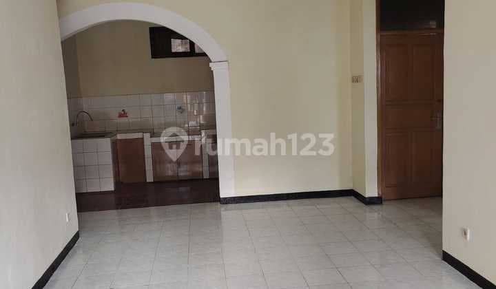 Complete Address: Taman Cibaduyut Indah
Land Area: 120
Building Area: 160
Bathrooms: 2
Bedrooms: 3+1
Kitchen: 1
Carport: 1
Garage: 1
Water: Jet pump
Electricity: 3300 Watt
Certificate: SHM Fk