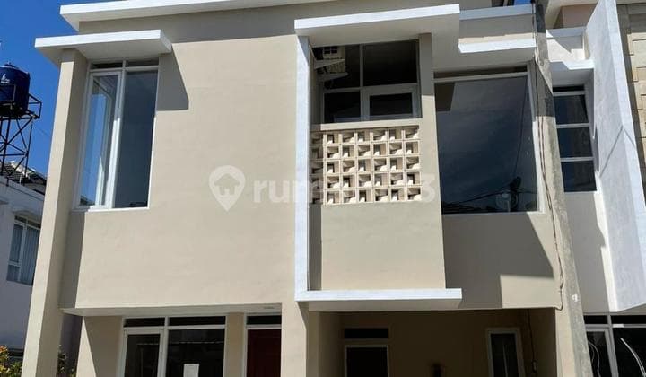 Dijual Rumahluas Tanah : 72Luas Bangunan : 80Lebar Muka : 6,5Brp Lantai : 2Kamar Tidur : 3Kamar Mandi : 2Listrik : 2200Air : Sumur Borhadap Mana : Utaragarasi : 1Carport : Ada SHM / HGB : Shmharga : 1M Negoalamat : Perumahan Greenland Sayang Residence Des