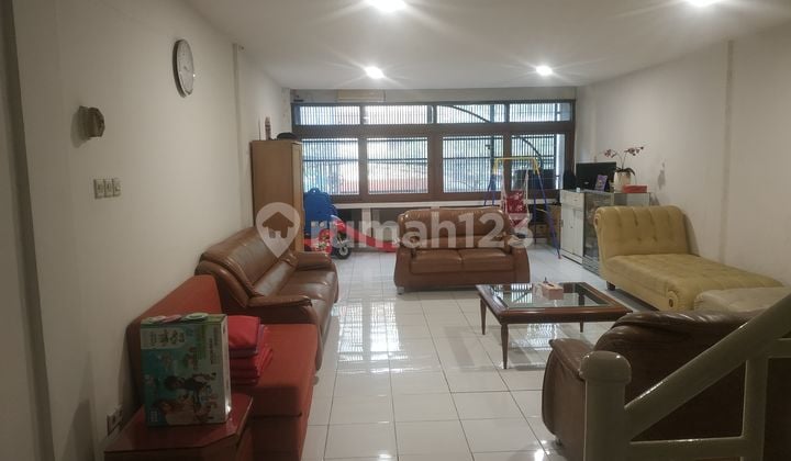 For Rent: 4-Storey Shop House
Kebonjati Street (Main Road)
Land Area / Building Area: 90 sqm / 320 sqm
Front Width: 5 meters
Bedrooms / Bathrooms: 3 / 4
North Facing
PDAM Water, 4400 Electricity
- Good Building Condition, Ready to Use
- Furnished
- Location Opposite Paskal 23
*Rental Price: 175 Million IDR/Year*
*Minimum Lease 2 Years*