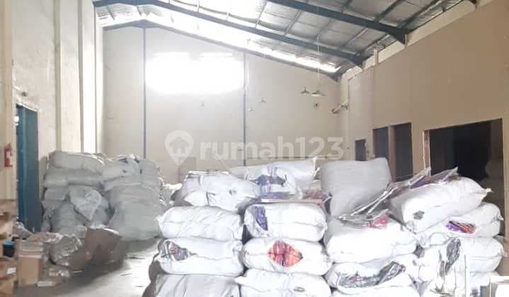 Warehouse for Rent on Jl Peta, Land Area +1000 M2, Building Area 350 M2, Height 10 Meters, Shared Toilet, Submersible Water Pump, Electricity 2,200 Watts, Container Accessible, Rental Price 185 Million Per Year.