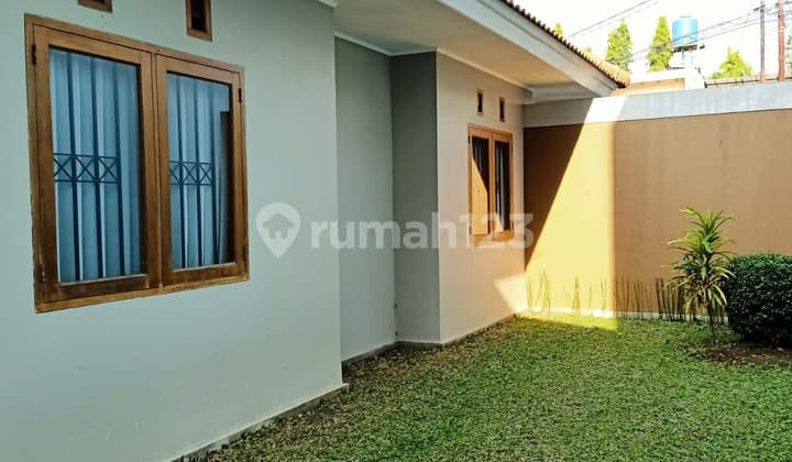 Disewakan Rumah Siap Huni Cigadung 01. Luas Tanah 278 M².02. Luas Bangunan 158 M².03. Kamar Tidur Depan 3X3.04. Kamar Tidur Tengah 3X3.05. Kamar Tidur Utama 3,5X4.06. Kamar Mandi Dalam 2X3 dengan Kloset Duduk dan Wastafel.07. Ruang Tamu 3X4.08. Ruang Kelu