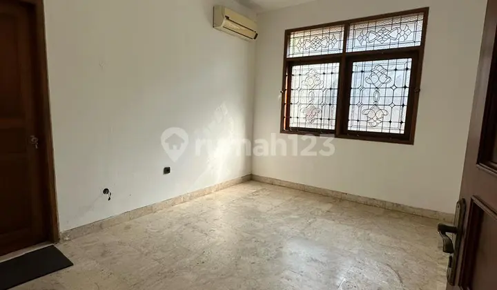 For Sale / For Rent Ready-to-Occupy House at Taman Sakura Indah - Soekarno Hatta
Land Area: 275 m²
Building Area: 350 m²
Bedrooms: 4 + 2
Bathrooms: 3 + 1
2 Floors
Water: Submersible Pump
Electricity: 5,500 VA
Facing: East
Semi-Furnished
Freehold Title (SHM)
Selling Price: 3.6 Billion IDR
Rental Price: 75 Million IDR (Minimum 2 Years)
Carport