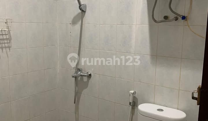 Rent Ready-to-Occupy House Setraduta Land Area: 180 m² Building Area: 225 m² Bedrooms: 4 + 1 Bathrooms: 3 + 1 Freehold Title (SHM) Facing West Electricity: 3500W Water: Submersible Air Conditioners: 3 Water Heater Rent Price: IDR 140 Million (Min. 2 Years) No Commission