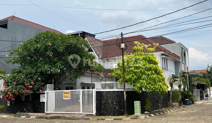 Rumah 2 Lantai di Villa Regency Bintaro, 2 Lantai, Terletak di Hoek, dengan Kamar Tidur 6, Menampung 4 Mobil, Ideal untuk Keluarga Besar.