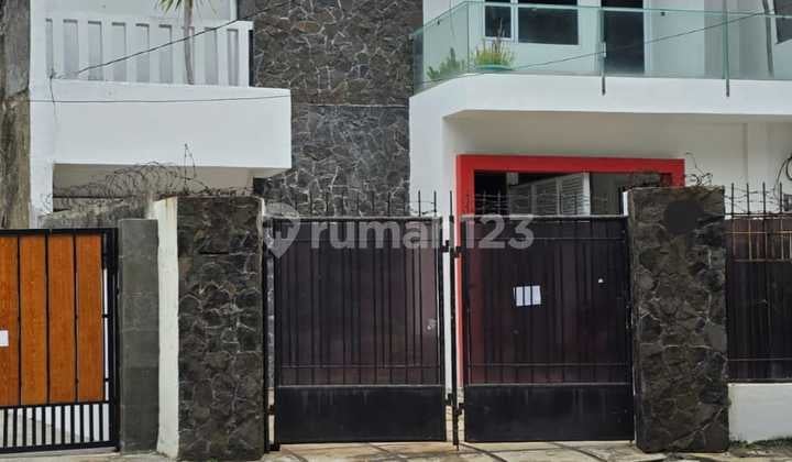 Rumah 2 Lantai Siap Huni Bagus Terawat Luas Tanah 240m Bebas Banjir SHM Pinggir Jalan Raya Di Pulomas, Jakarta Timur