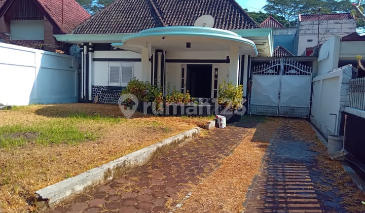 Rumah Mewah Model Kolonial di Oro Oro Dowo Malang Gmk02876