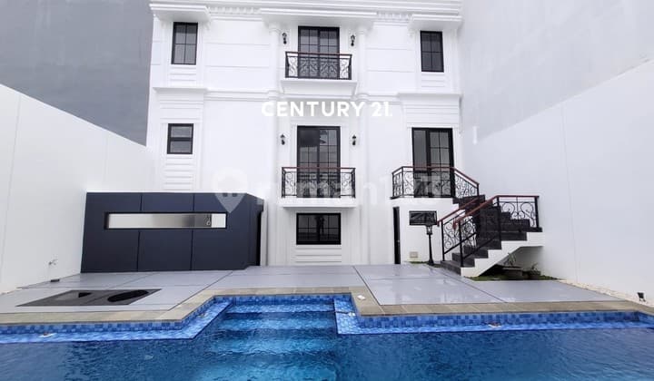 Luxury House with Swimming Pool in Sector 7 Bintaro Gb 10457