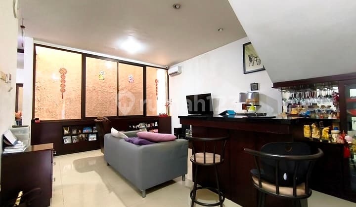 Rumah Siap Huni, Terawat, 3 Lantai, Luas 126M²