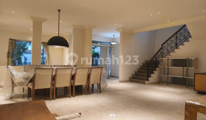 House in Mega Kebon Jeruk, 208 meters