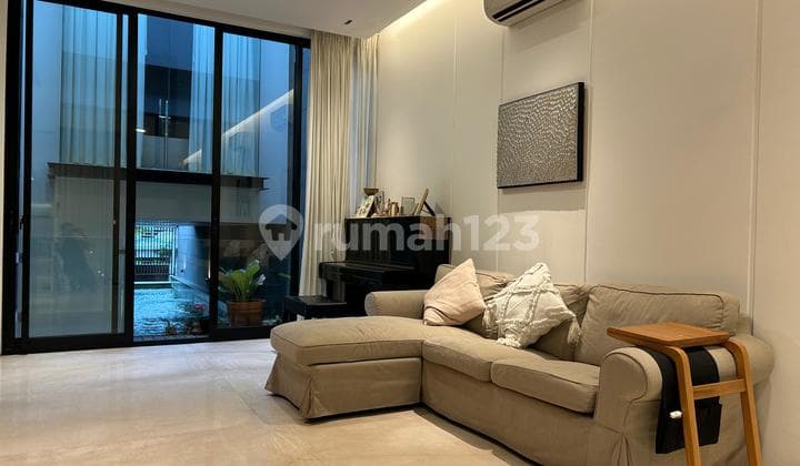 Rumah Mewah di Mk, Ada Kolam Renang