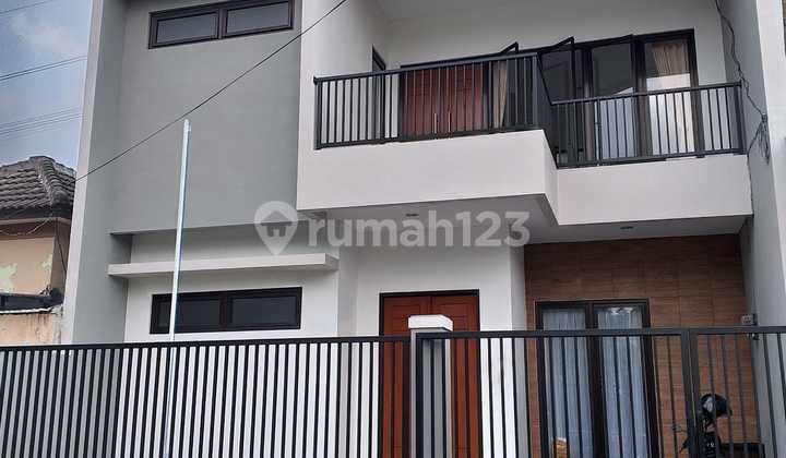 Rumah Permata Safira, Surabaya Barat - Gress 2 Lantai Semi Furnished