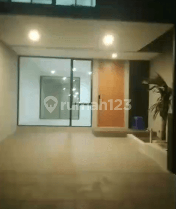 Gress Minimalis Rumah Ciamik di Citraland Depan Danau