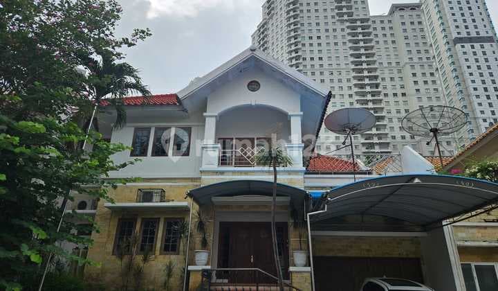 Sebrang PTC Rumah Villa Regensi Pakuwon Indah