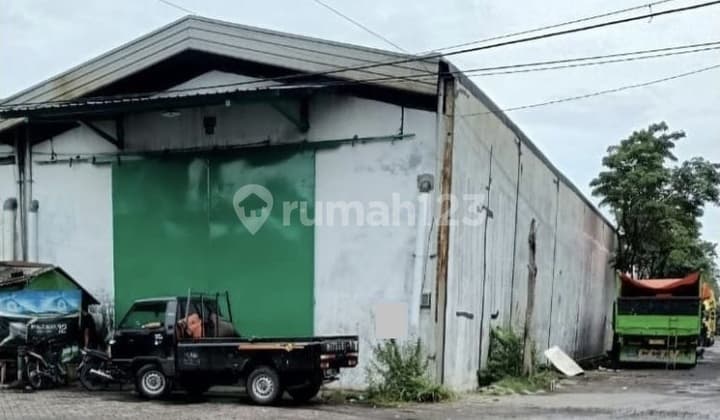 Terawat ada Kantor Gudang Margomulyo Permai di Surabaya